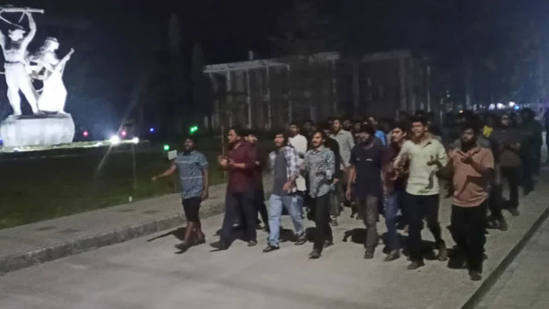 হল ত্যাগের নির্দেশ প্রত্যাখ্যান করে রাতে কুয়েট শিক্ষার্থীদের বিক্ষোভ ও সমাবেশ